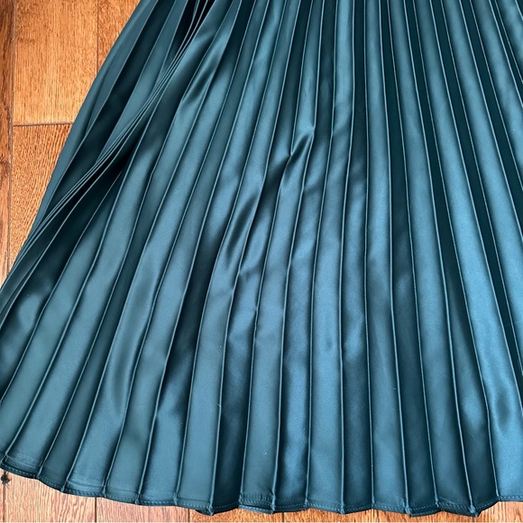 green satin pleated skirt - Picture 4 of 6